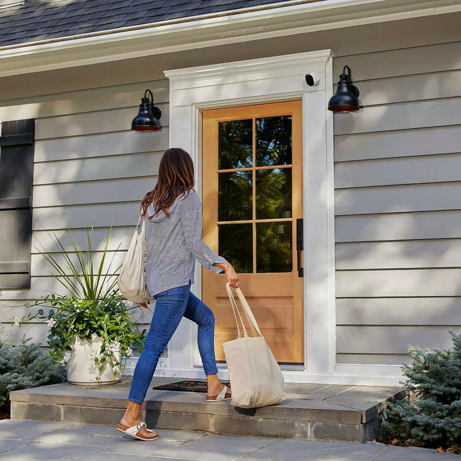 Arlo Arlo VMC4350P-1SCNAS Pro 4 3 Cam Kit With Bonus Solar Panel 2 Arlo Arlo VMC4350P-1SCNAS Pro 4 3 Cam Kit With Bonus Solar Panel - Image 2