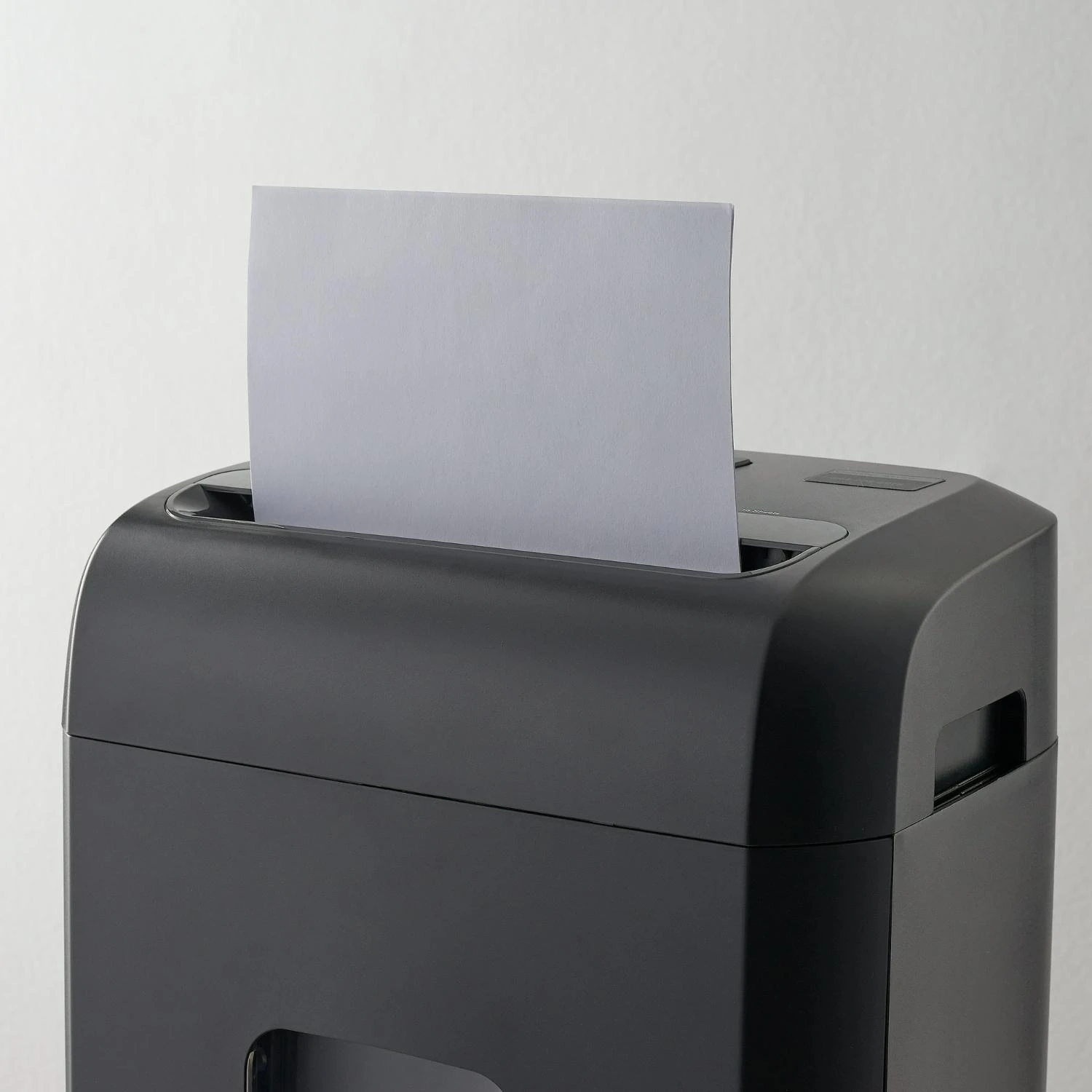 Pen+Gear Pen+Gear C227-B 16-Sheet Cross-Cut Wheeled Paper/Credit Card Shredder 3 Pen+Gear Pen+Gear C227-B 16-Sheet Cross-Cut Wheeled Paper/Credit Card Shredder - Image 3